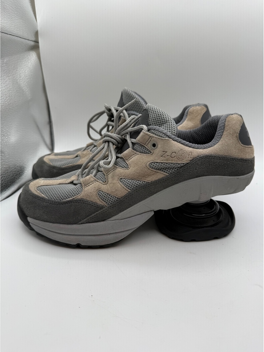 Z-CoiL Men's Athletic Shoes Size 10 US Gray and Beige